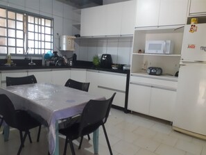 Fridge, stovetop, blender, cookware/dishes/utensils