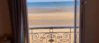 L'Horizon Bleu (Blue Horizon), sea front