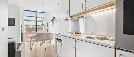 Een koelkast, een oven, een kookplaat, een vaatwasser