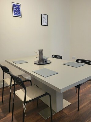 Dining - Guest House-close to all Amenities (Northampton)