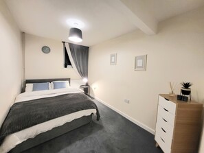 3 bedrooms, desk, iron/ironing board, WiFi - Guest House-close to all Amenities (Northampton)