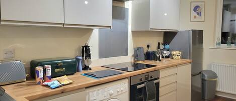 Fridge, oven, stovetop, electric kettle