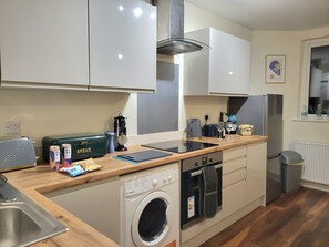 Kjøleskap, ovn, kokeplater og vannkoker