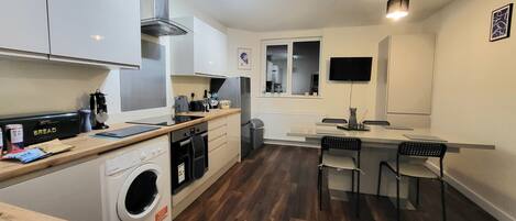 Een koelkast, een oven, een kookplaat, een waterkoker