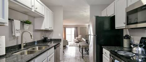 Chaise haute, batterie de cuisine, vaisselle et ustensiles