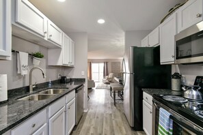 Hochstuhl, Kochgeschirr/Geschirr/Besteck, Esstisch