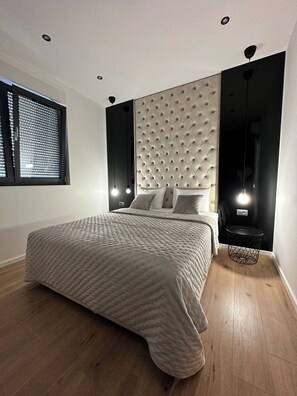 3 habitaciones, tabla de planchar con plancha y cuna de viaje 