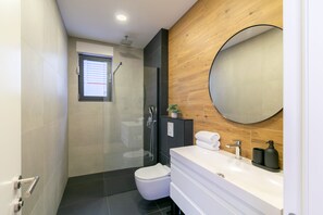 Séchoir à cheveux, serviettes fournies, papier de toilette