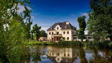 Vista frontal de la propiedad