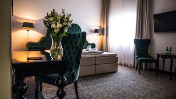 Deluxe Double Room | In-room safe, desk, soundproofing, iron/ironing board