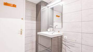 Regadera, secadora de cabello, toallas