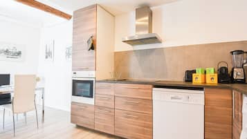 Coffee/tea maker, fridge, microwave, oven