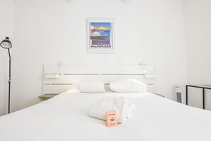 2 habitaciones, tabla de planchar con plancha, cuna de viaje y wifi 