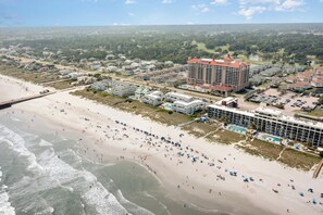 Playa en los alrededores y camastros