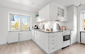 Kjøleskap, kokeplater, oppvaskmaskin og kaffetrakter/tekoker