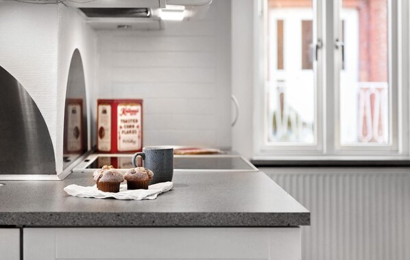 Kjøleskap, kokeplater, oppvaskmaskin og kaffetrakter/tekoker