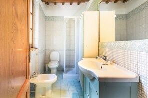 Duschwanne, Haartrockner, Bidet, Handtücher