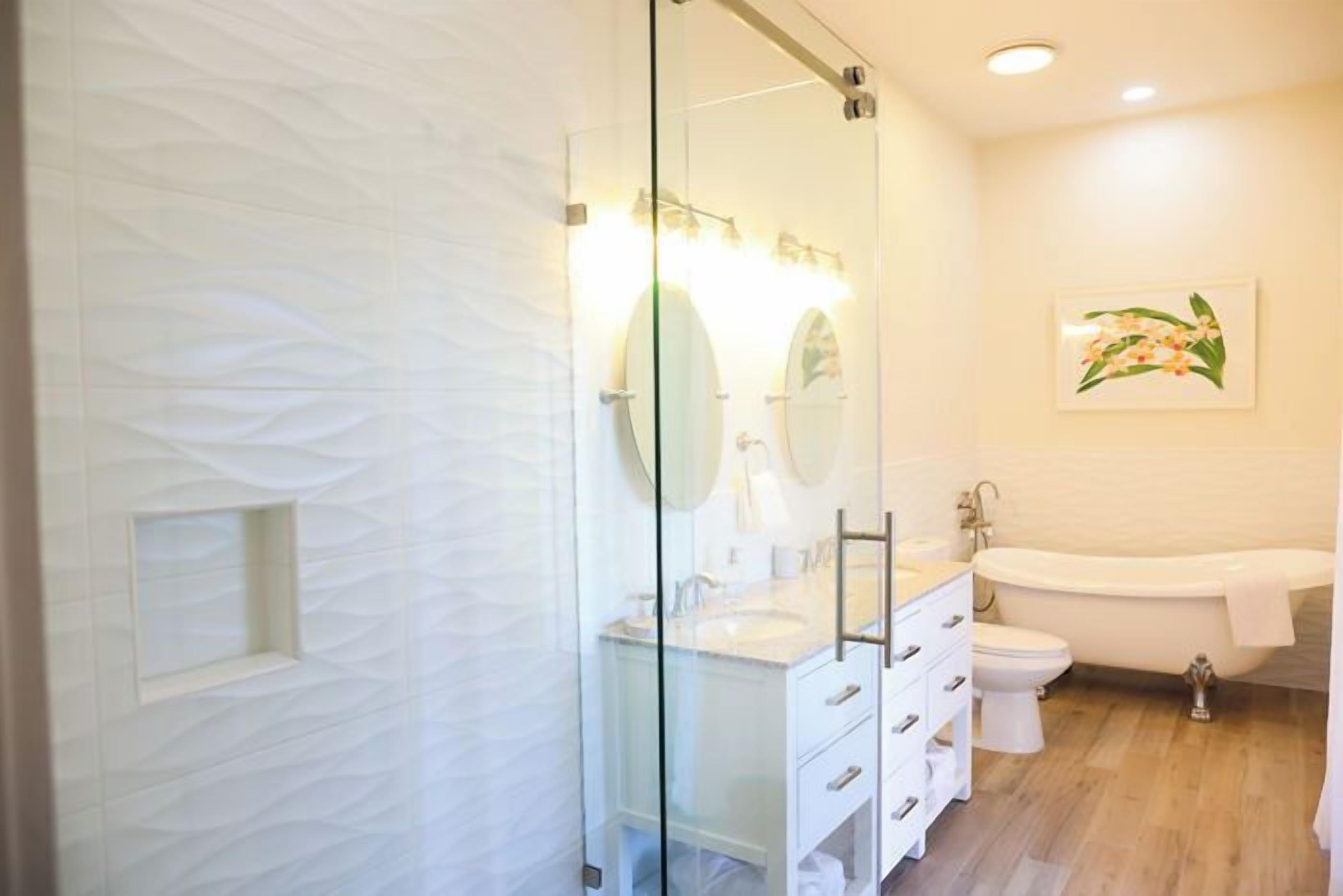 premier apartment, canal view | bathroom | towels, soap, shampoo, toilet paper