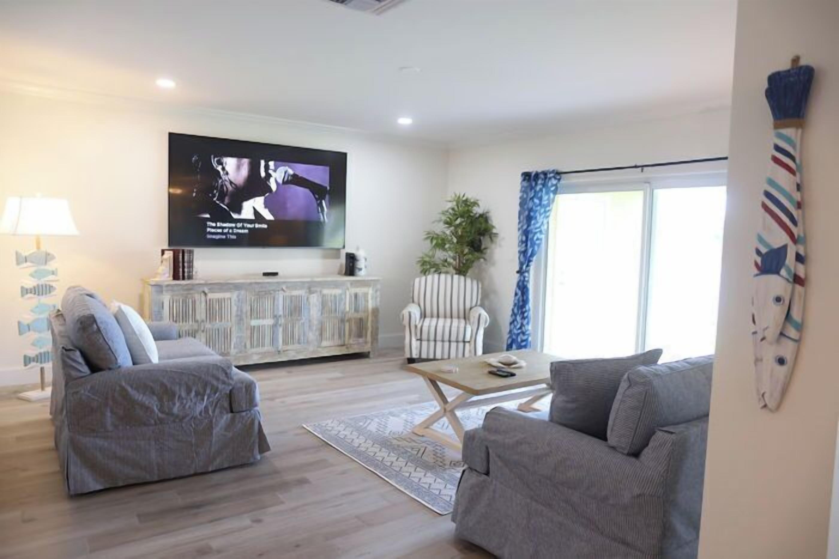 exclusive villa, canal view | living area