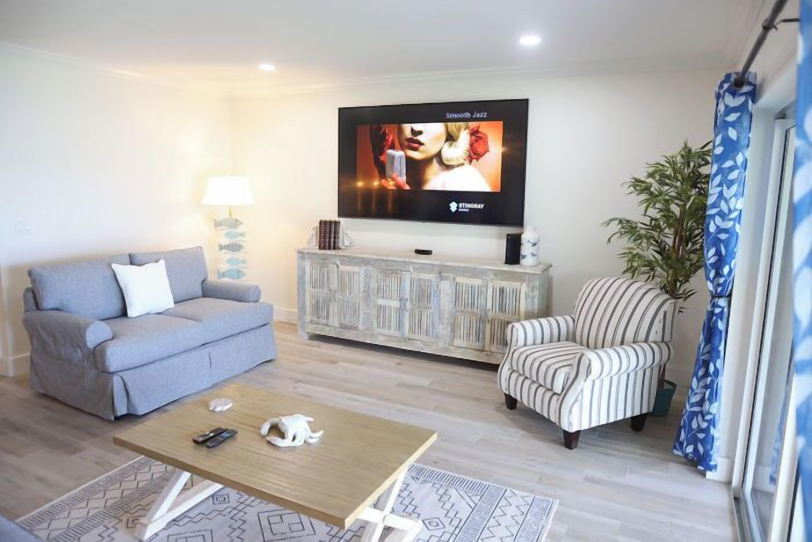 exclusive apartment, canal view | living area