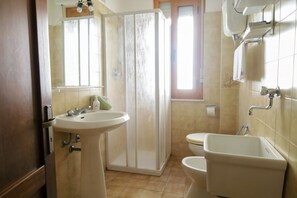 Doccia, asciugacapelli, bidet