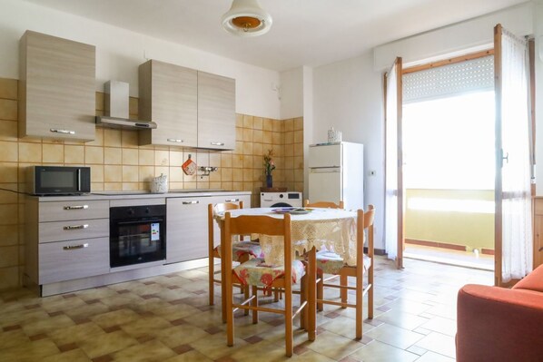 Microonde, forno, piano cottura, lavastoviglie