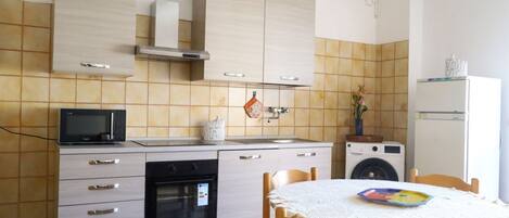 Micro-ondes, four, plaque de cuisson, lave-vaisselle