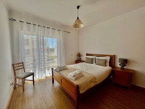 2 quartos, ferros/tábuas de passar roupa, Wi-Fi, roupa de cama