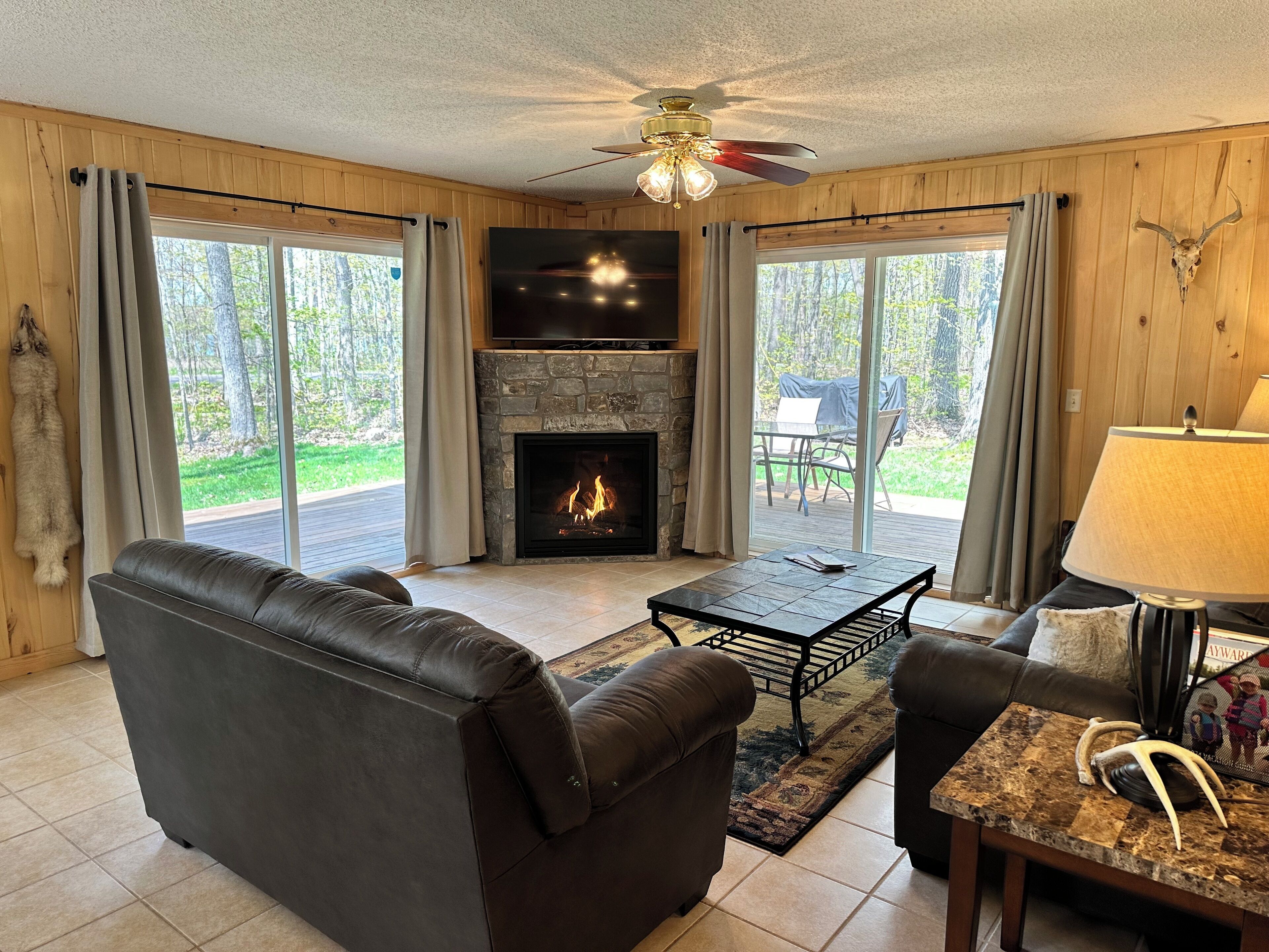 Cabin on Wooded Lot w/ Privacy, 3 mi. to LCO & Grindstone, 10 min to Hayward
