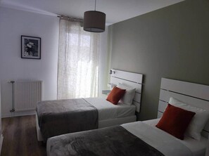 2 habitaciones, tabla de planchar con plancha, wifi y ropa de cama 