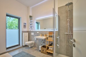 Douche, sèche-cheveux, serviettes fournies, savon