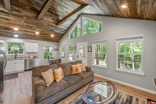 Smart-TV, peis, DVD-spiller og bøker