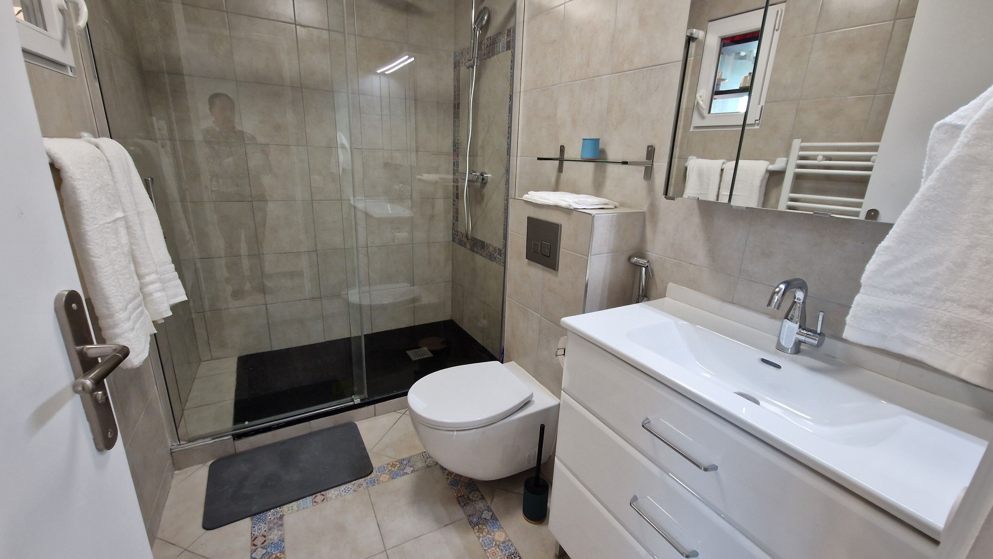 Een douche, een haardroger, handdoeken, zeep