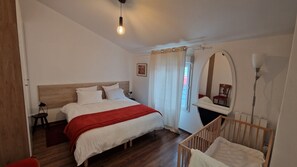 2 Schlafzimmer, Schreibtisch, Bügeleisen/Bügelbrett, Reisekinderbett