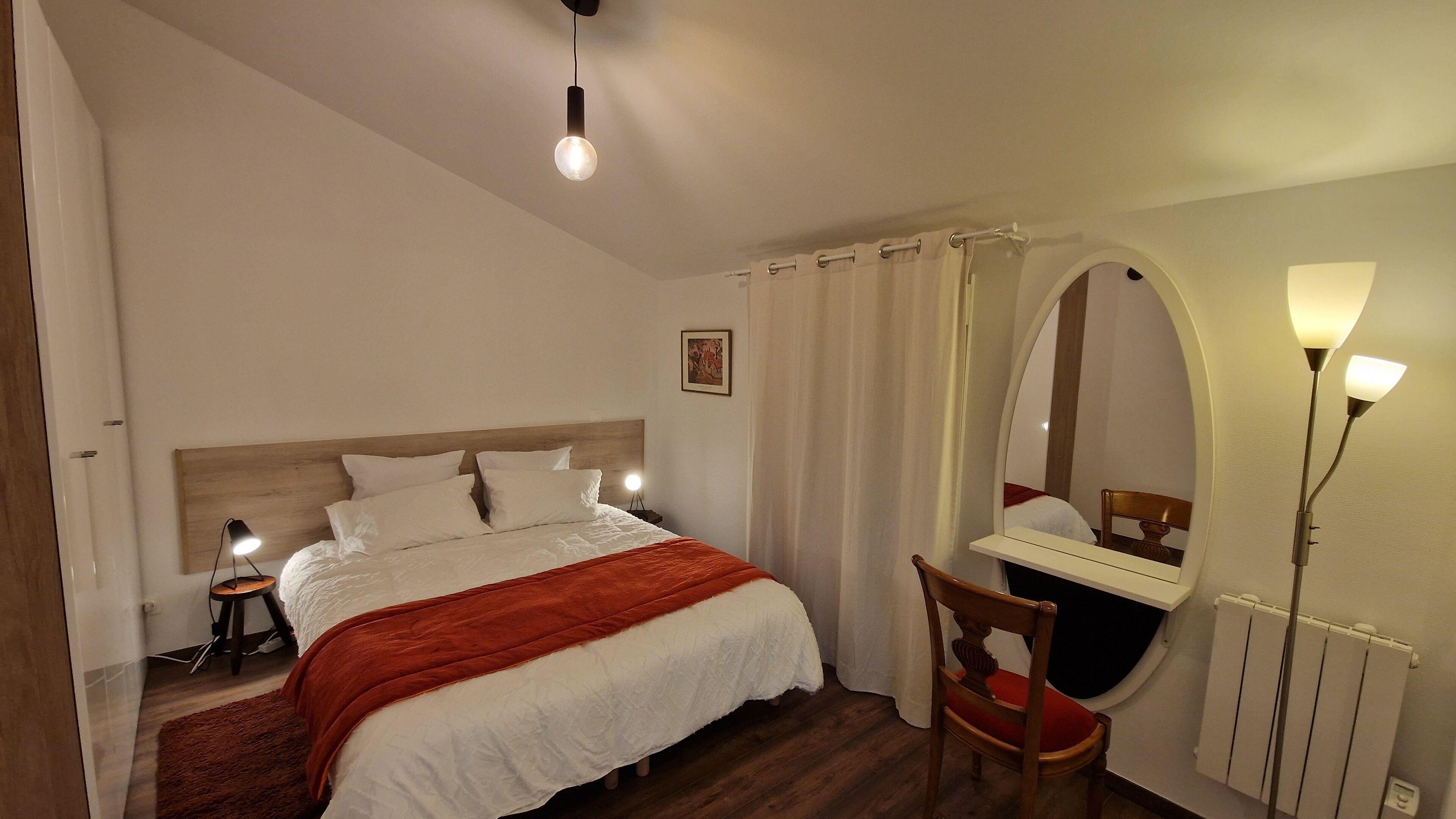 2 slaapkamers, een bureau, een strijkplank/strijkijzer, reisbedje