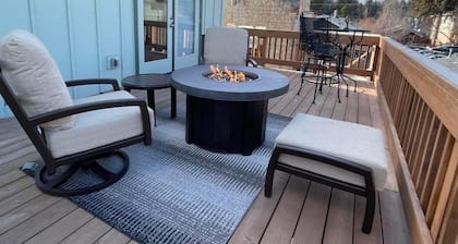 New Penthouse Apartment with outdoor deck and fire pit near downtown Bend!
