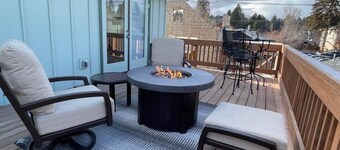New Penthouse Apartment with outdoor deck and fire pit near downtown Bend!