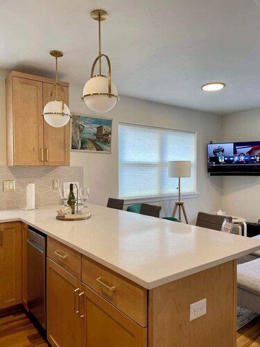 New Penthouse Apartment with outdoor deck and fire pit near downtown Bend!