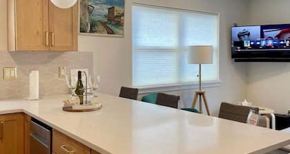 New Penthouse Apartment with outdoor deck and fire pit near downtown Bend!