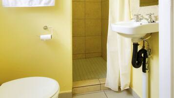 Chambre Double Supérieure, 1 lit double, non-fumeurs, vue jardin | Salle de bain | Douche, douche à « effet pluie », serviettes fournies, savon