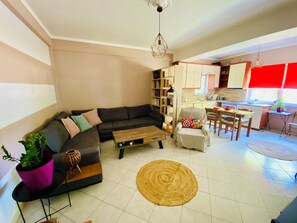 Flat-screen TV - Cottage House, garden & lawn
(Συνοικία Μαραθιά - Αμαλιάδα)