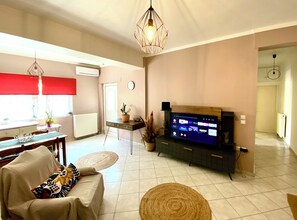 Flat-screen TV - Cottage House, garden & lawn
 (Συνοικία Μαραθιά - Αμαλιάδα)