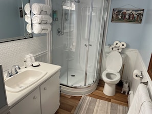 Hair dryer, towels, soap, shampoo - PJ's Charlottetown is where all you'll need is your PJ's.
(Charlottetown)