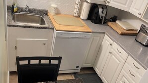 コーヒー / ティーメーカー、冷蔵庫、電子レンジ、オーブン