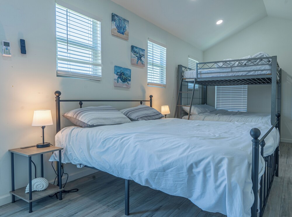 Blue Oasis minutes from the beach and shops with HOT TUB & large