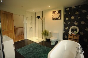 House, Multiple Beds | Bathroom | Separate tub and shower, deep soaking tub, hair dryer, towels - Luxury 4-bed House in Craigavon (Craigavon)