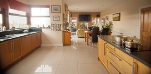 House, Multiple Beds | Private kitchen | Fridge, microwave, oven, stovetop - Luxury 4-bed House in Craigavon (Craigavon)