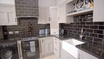 Apartment, Multiple Beds | Private kitchen | Fridge, microwave, oven, stovetop