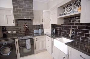 Apartment, Multiple Beds | Private kitchen | Fridge, microwave, oven, stovetop - Captivating 2-bed Apartment in Craigavon (Craigavon)