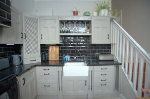 Apartment, Multiple Beds | Private kitchen | Fridge, microwave, oven, stovetop - Captivating 2-bed Apartment in Craigavon (Craigavon)